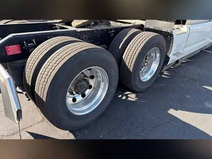 2022 VOLVO VNL64T860