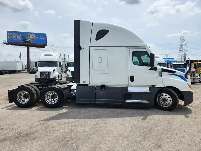 2021 FREIGHTLINER CASCADIA CA126