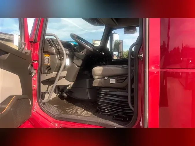 2020 VOLVO VNL860