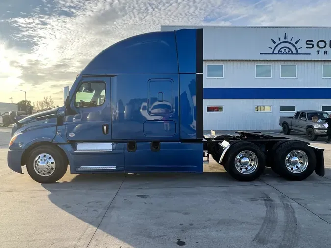 2020 Freightliner Cascadia 126