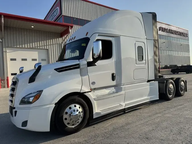 2024 Freightliner Cascadia&reg; Sleeper Cab 126" BBC 72" RR
