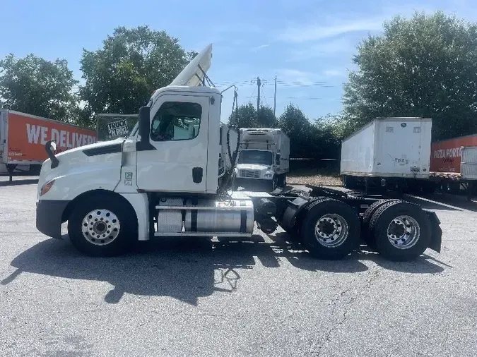 2018 Freightliner T12664ST