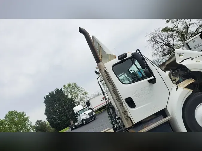 2017 Freightliner M211264S