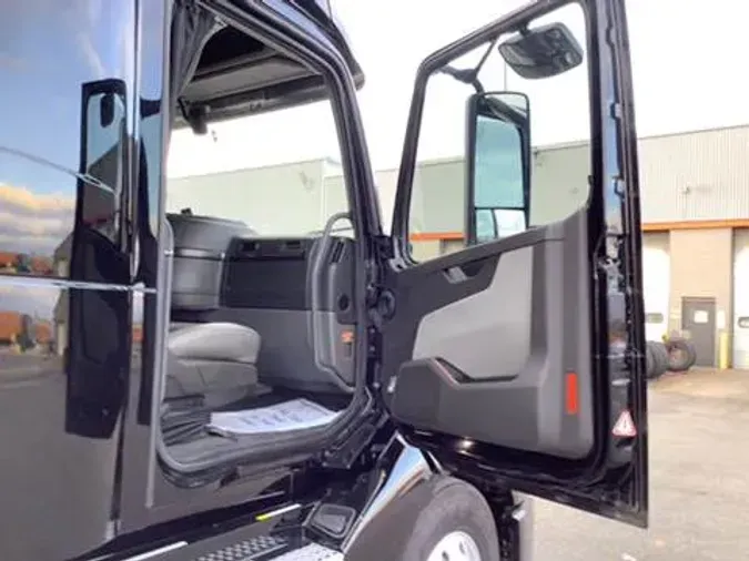 2022 Volvo VNL860