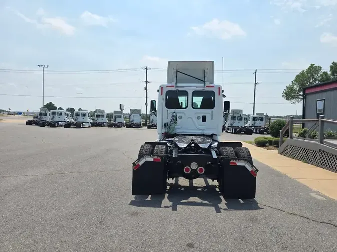 2016 FREIGHTLINER/MERCEDES CASCADIA 113