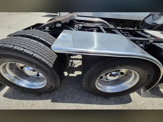 2023 Peterbilt 389