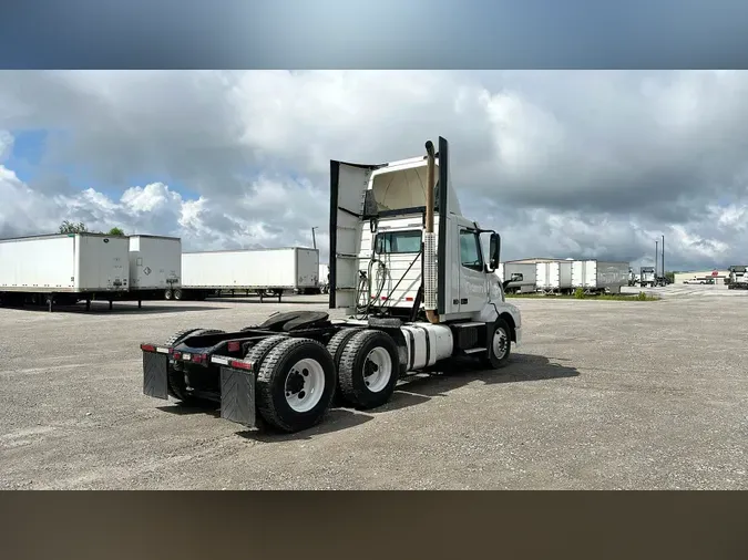 2015 Volvo VNL300