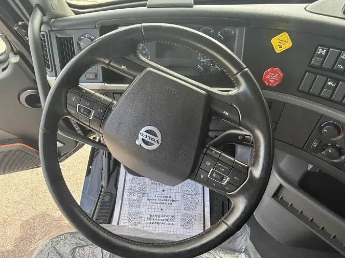 2023 VOLVO VNL64T760