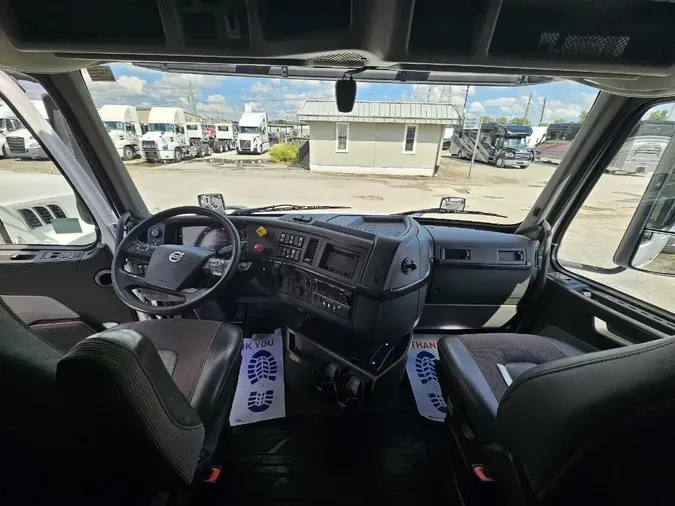 2022 VOLVO VNL64T740