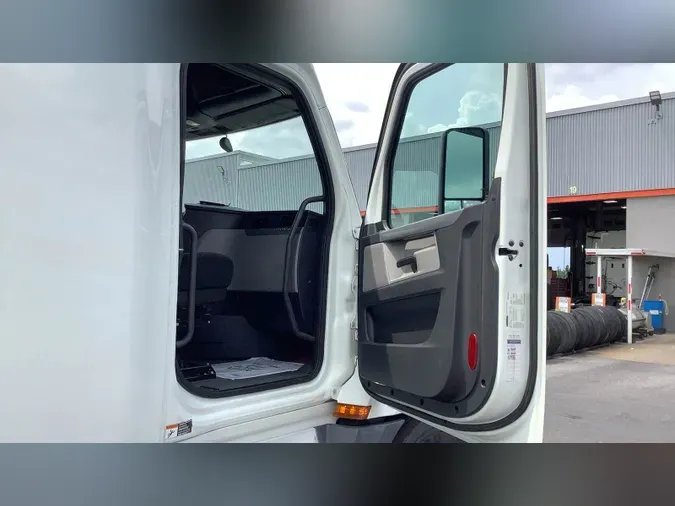 2020 Freightliner Cascadia 126