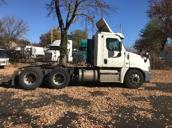 2016 Freightliner X12564ST