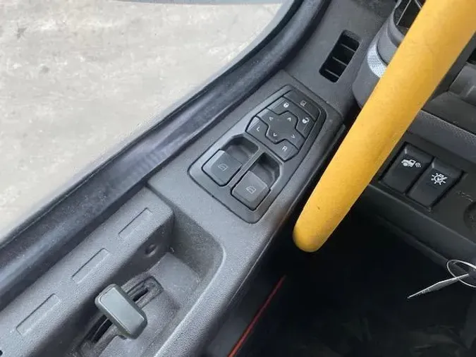 2023 Volvo VNR64T400