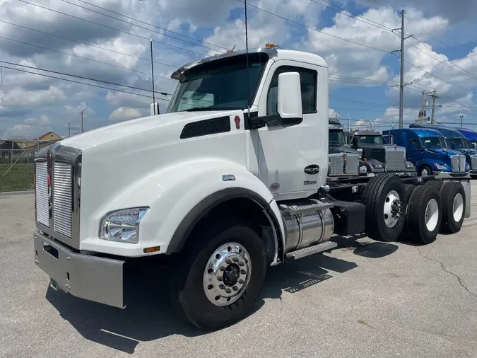 2025 Kenworth T880