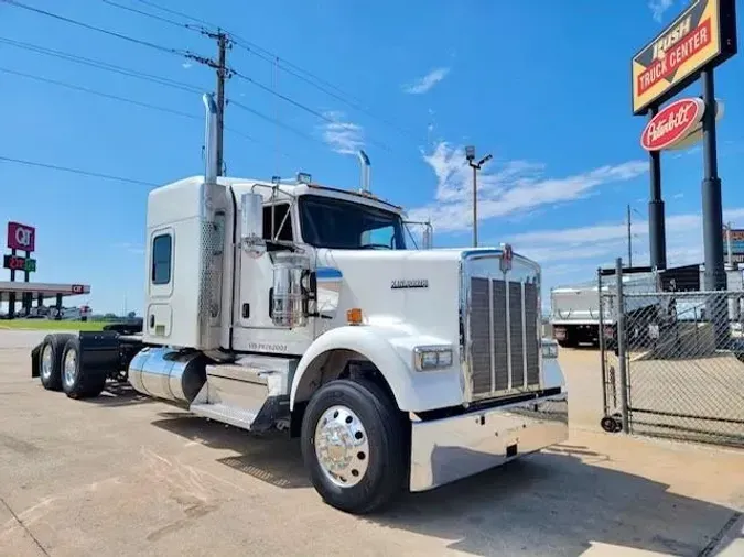 2023 Kenworth W900
