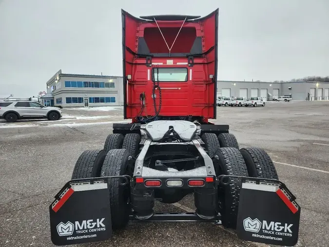 2022 VOLVO VNR64T300