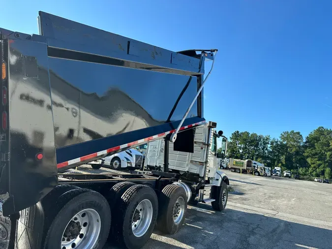 2020 Volvo VHD84F300