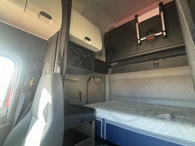 2020 Freightliner Cascadia 126