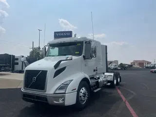 2025 VOLVO VNR64T400