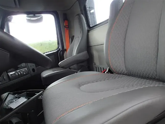 2024 VOLVO VNR64T300