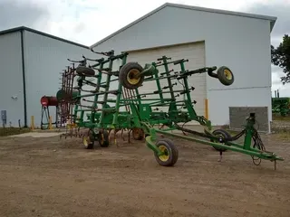 2004 John Deere 2210
