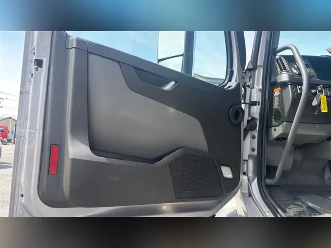 2022 VOLVO VNL860