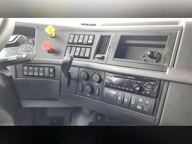 2021 VOLVO VNL740