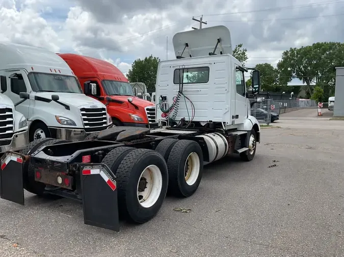 2019 VOLVO VNL64T-300