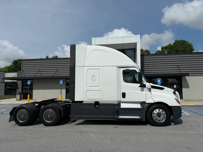 2020 Freightliner Cascadia 126