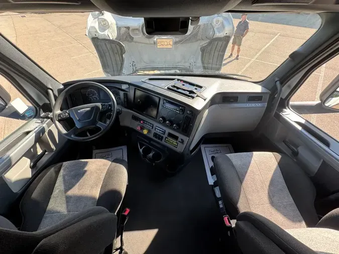 2022 FREIGHTLINER Cascadia 126