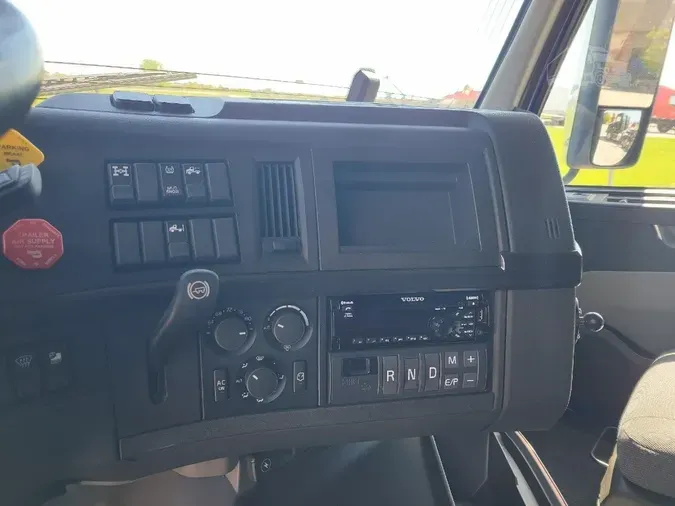 2019 VOLVO VNL64T740