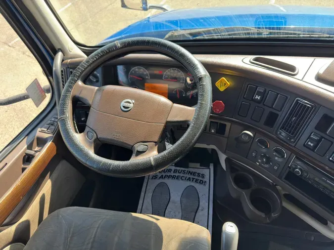 2017 VOLVO VNL64T670