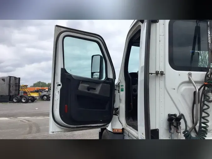 2019 Freightliner Cascadia 126