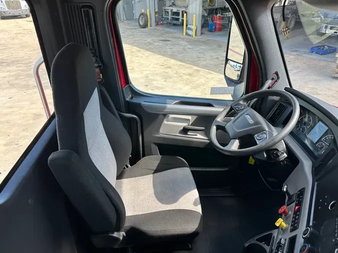 2020 FREIGHTLINER CASCADIA 116