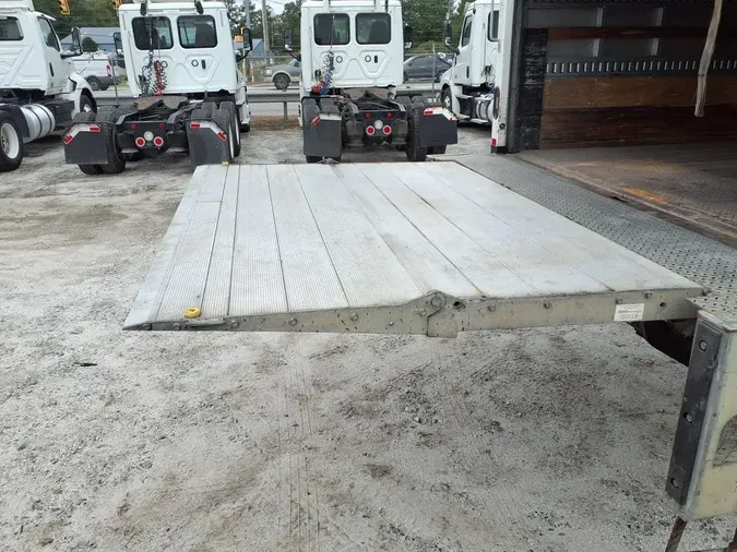 2018 FREIGHTLINER M2 106