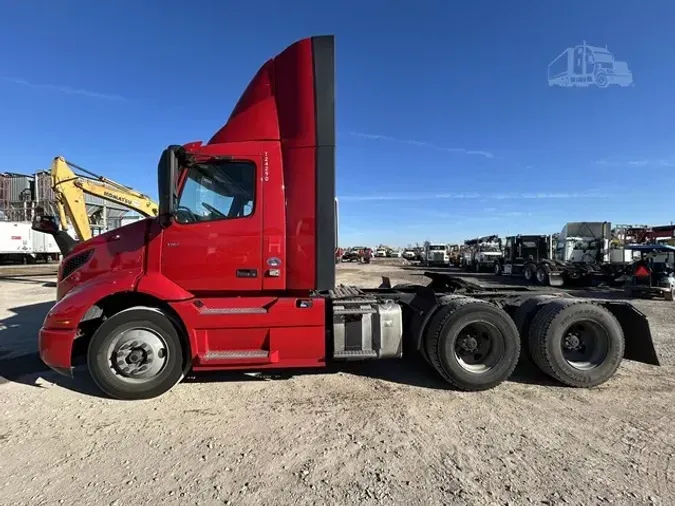 2020 VOLVO VNR64T300