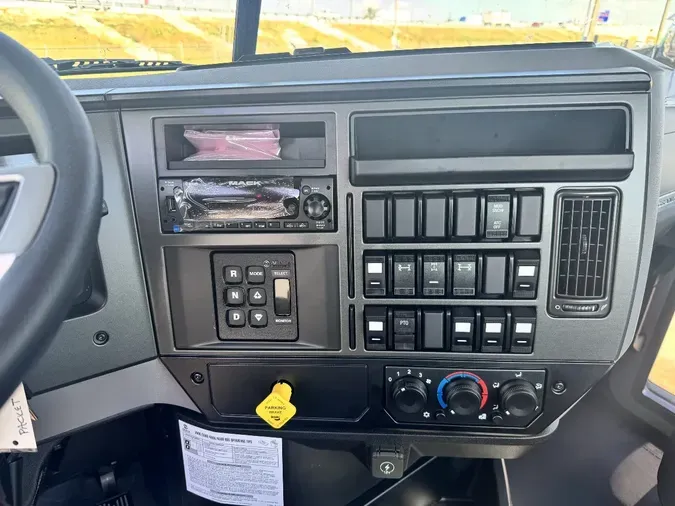 MACK GR64B