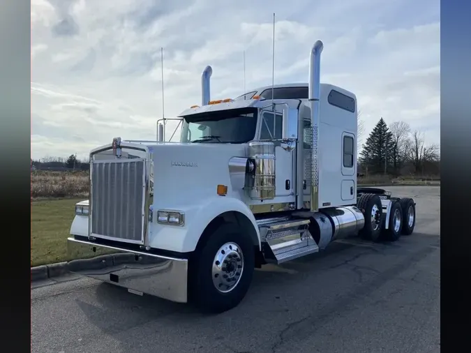 2024 Kenworth W900