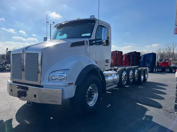 2025 Kenworth T880