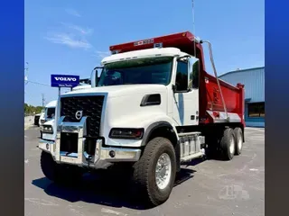 2025 VOLVO VHD64F300
