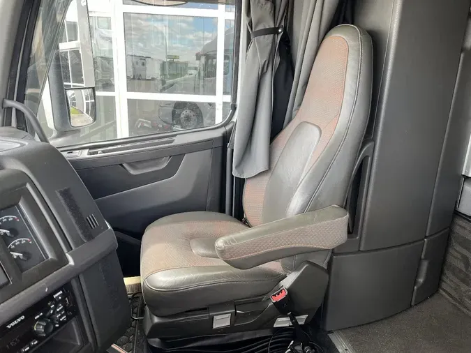 2021 VOLVO VNL64T860