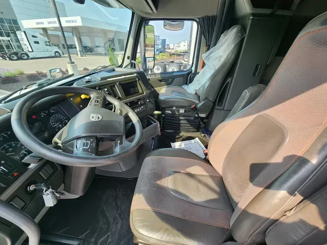 2020 VOLVO VNL64T760