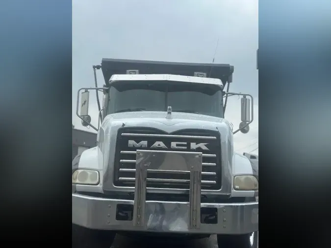 2015 MACK GU813