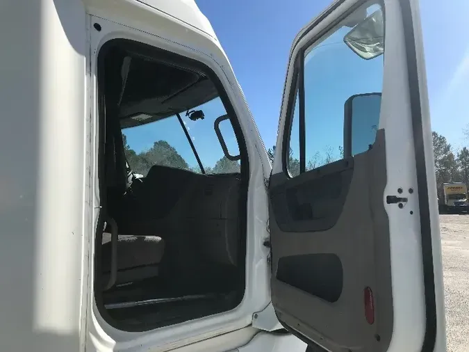 2019 Freightliner X12564ST