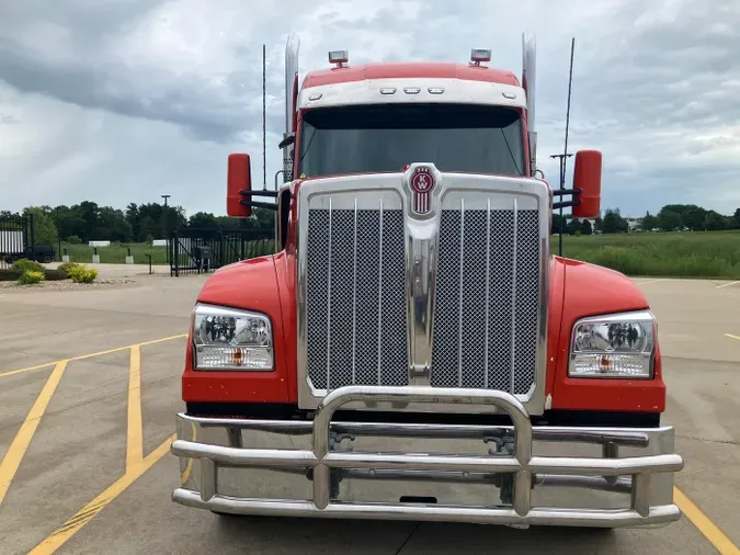 2023 Kenworth W990