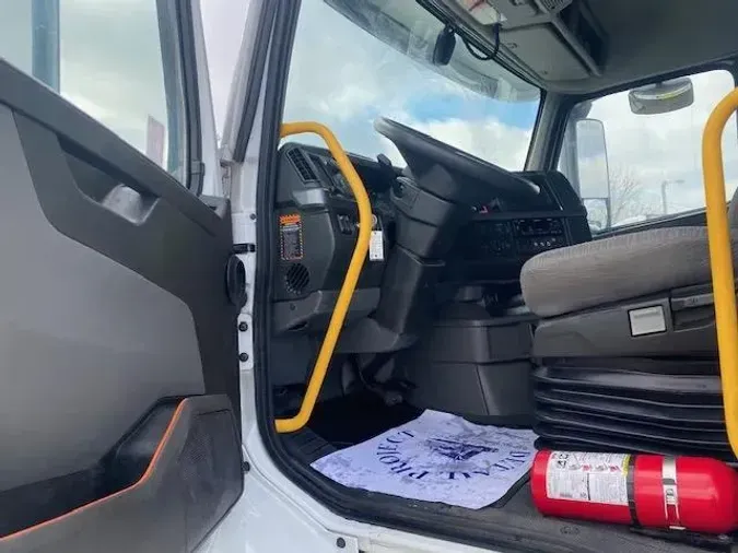 2023 Volvo VNR64T400