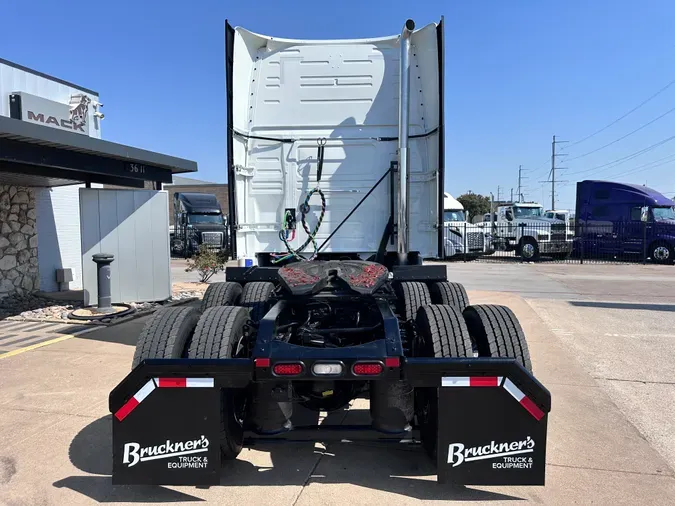 2025 VOLVO VNL64T860