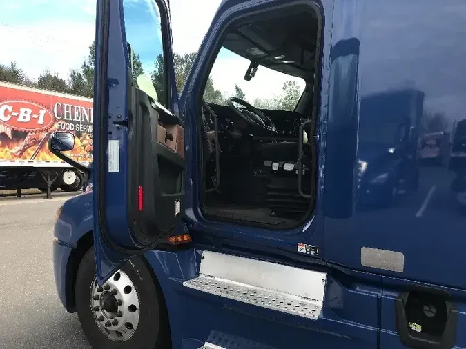 2019 Freightliner T12664ST