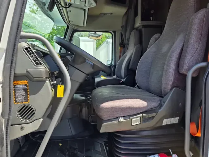 2019 VOLVO VNR64T-640