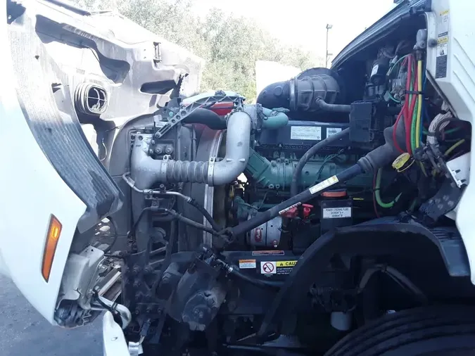 2019 VOLVO VNR42T 300