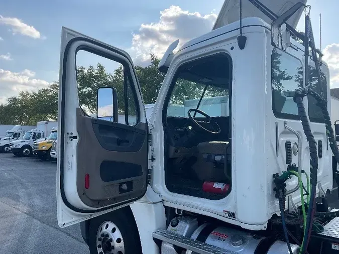 2016 Freightliner X12564ST